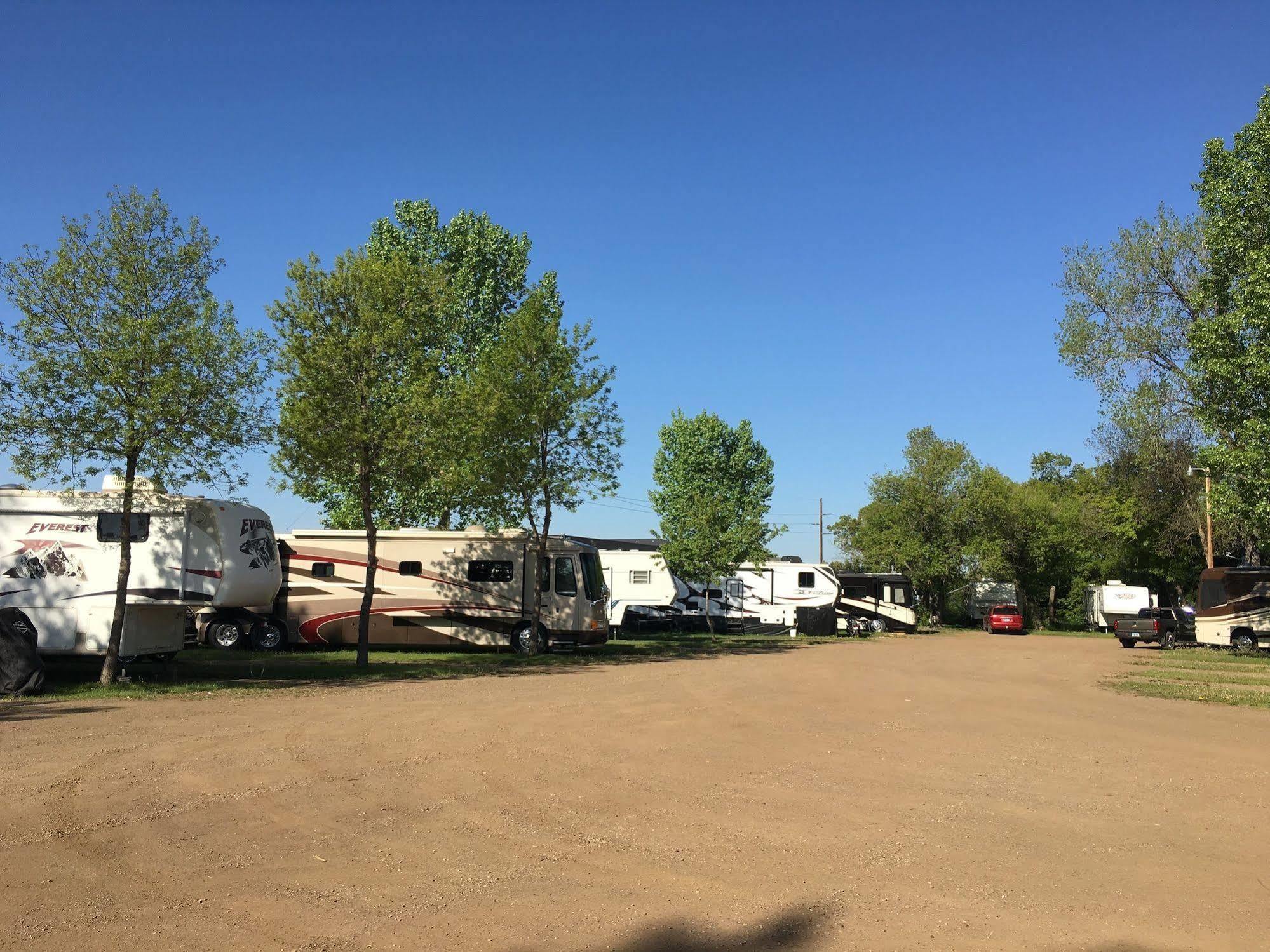 Colonial Motel And Rv Park Mandan 外观 照片